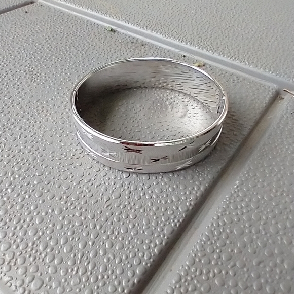 Women's silver tone textured star bracelet. - Picture 3 of 4